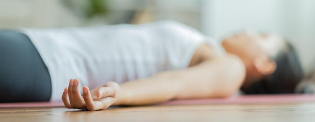 Yoga savasana postura shavasana beneficios y tecnica